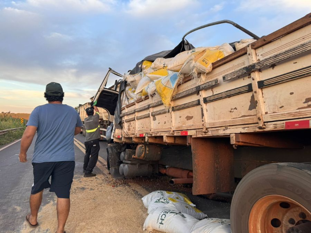 Batida entre ve&iacute;culos espalha soja em rodovia e deixa tr&acirc;nsito lento
