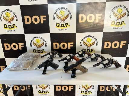 Mulher &eacute; presa em rota do crime com sete armas escondidas sob a roupa