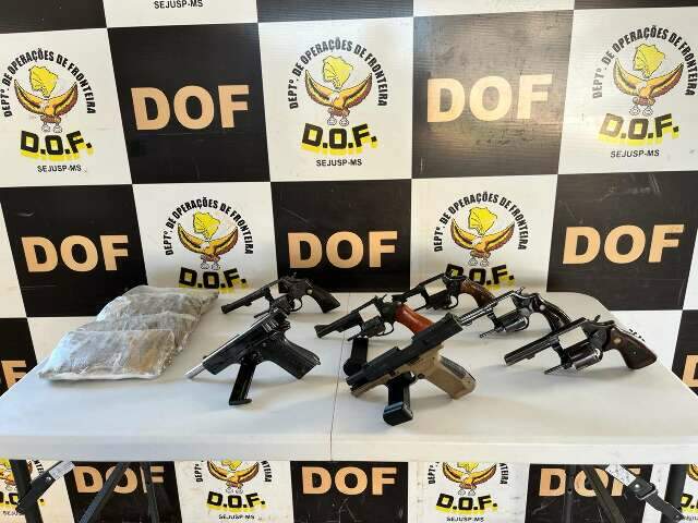Mulher &eacute; presa em rota do crime com sete armas escondidas sob a roupa