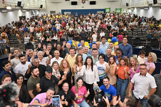 Filiados ao União Brasil posam ao lado de Rose Modesto durante ato que lotou o Plenário da Câmara Municipal. (Foto: Jean Fernandes)