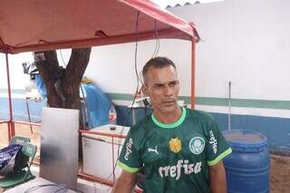 Adriano Ferreira próximo a sua barraca (Foto: Paulo Francis)