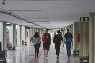 Estudantes em corredor central de campus da UFMS, em Campo Grande (Foto: Arquivo/Paulo Francis)