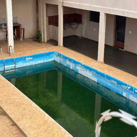 Piscina abandonada preocupa moradores do Jardim Leblon