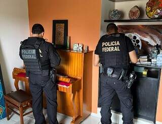 Policiais federais durante buscas no âmbito da Operação Sanctus, em dezembro (Foto: Arquivo)