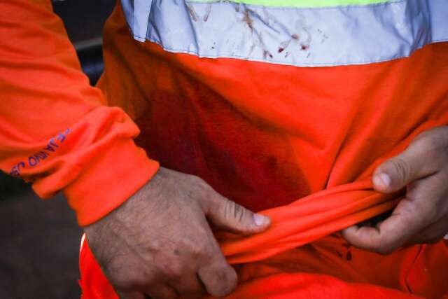 A caminho do trabalho, homem reage a assalto e &eacute; esfaqueado em ponto de &ocirc;nibus