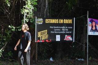 Faixas afixadas na entrada da UFMS, em Campo Grande, avisam sobre greve (Foto: Henrique Kawaminami)