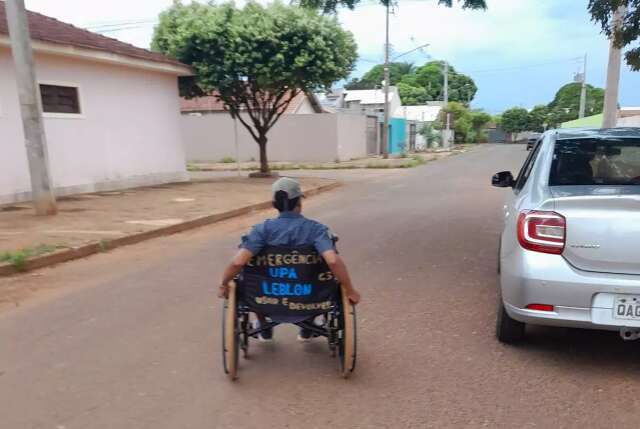 Jovem &eacute; flagrado dando &quot;voltinha&quot; em cadeira de rodas furtada de UPA e vai preso
