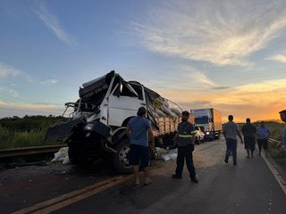 Batida entre ve&iacute;culos espalha soja em rodovia e deixa tr&acirc;nsito lento