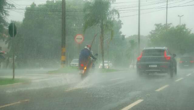 Tempo fecha e pancadas de chuva atingem Centro e bairros da Capital