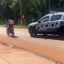 Persegui&ccedil;&atilde;o de viatura da PM &agrave; motocicleta termina em colis&atilde;o