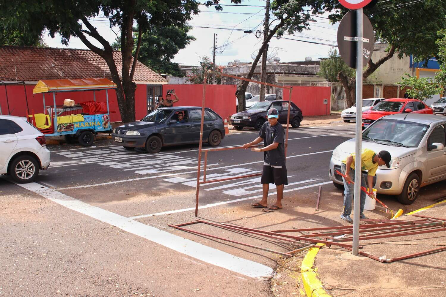 Barracas e estacionamentos começam a aparecer em volta do Parque Laucídio Coelho