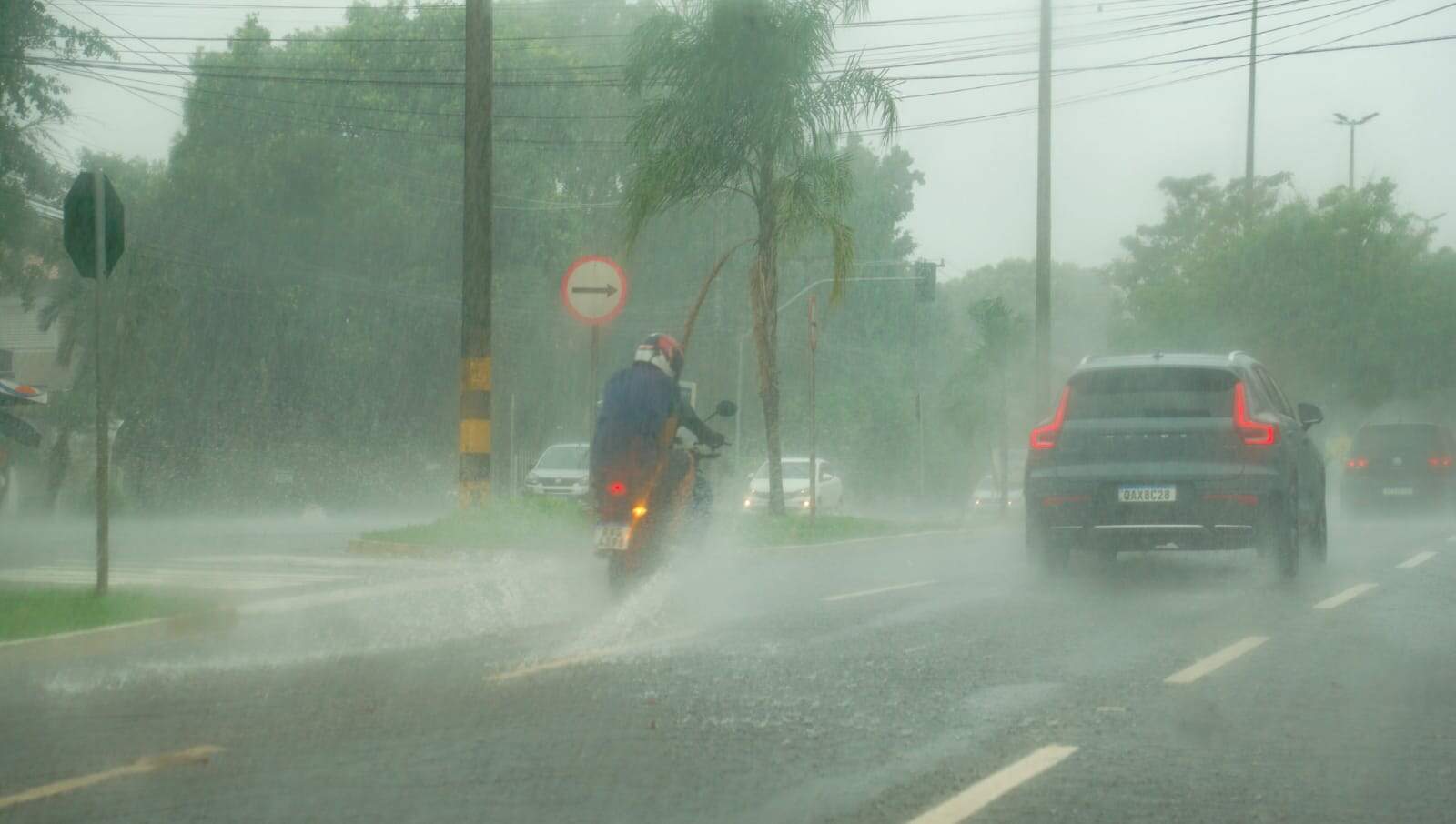 Tempo fecha e pancadas de chuva são registradas em Campo Grande