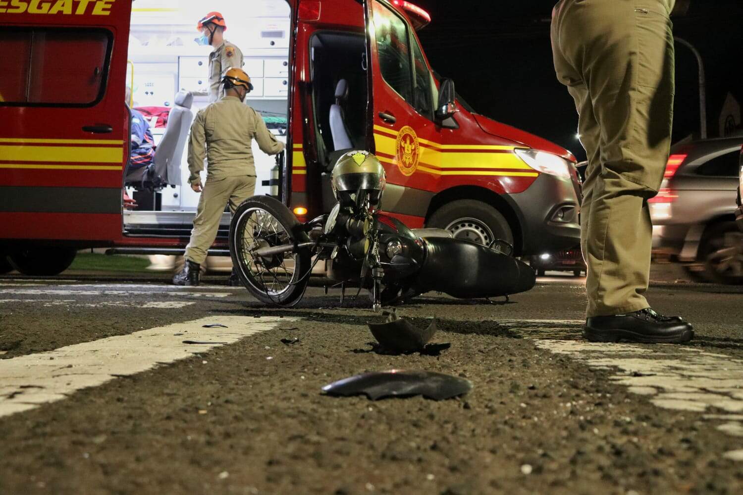 Motociclista sofre fratura exposta em colisão com Peugeot na Rua Ceará
