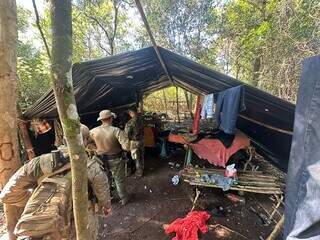 Agentes federais em acampamento montado em área de cultivos de maconha (Foto: Senad)