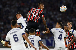 O zagueiro Diego Costa busca pelo domínio da bola durante confronto com o Tallares. (Foto: Rubens Chiri/São Paulo)