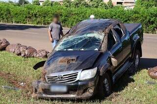 Hilux capota em avenida ap&oacute;s condutora ser fechada por motorista de Corolla