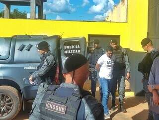 Frescura chegando no Presídio de Trânsito, em Campo Grande, após operação desta quarta-feira. (Foto: Paulo Francis)