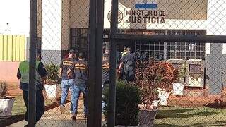 Agentes da Polícia Nacional entram em presídio de Pedro Juan Caballero, nesta manhã (Foto: Marciano Candia)