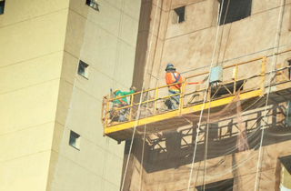 Trabalhadores da construção civil em andaime nos altos da Avenida Afonso Pena. (Foto: Álvaro Rezende)