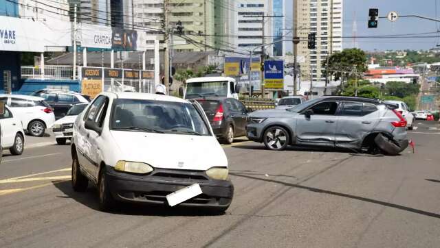 Após pneu estourar, motorista sem CNH invade pista e bate em SUV