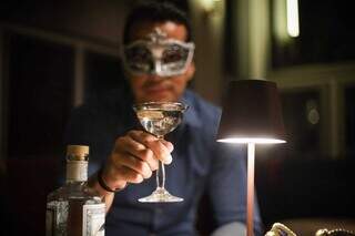 Em bar intimista inspirado nos bares de Veneza, toda a equipe atende os clientes utilizando máscara (Foto: Henrique Kawaminami)
