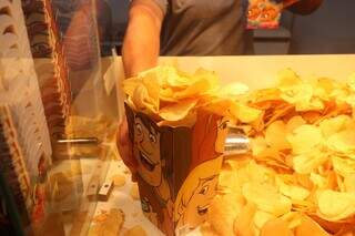 Batata chips é uma das alternativas que público encontra no local. (Foto: Paulo Francis)