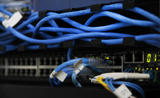 Cabos de rede conectados a um servidor. (Foto: Rachid Waqued/Detran)