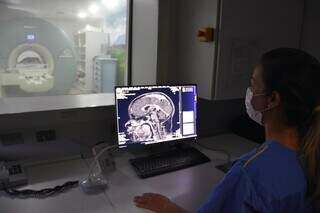 Exame para avaliação da saúde cerebral de paciente, em hospital universitário (Foto: Luana Cunha/HU-UFMT)