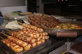 Espetinhos de carne e medalhão com bacon estão entre os pratos da festa. (Foto: Paulo Francis)