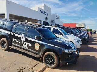 Viaturas da Polícia Civil em frente a delegacia de Sonora (Foto: Sidney Assis)