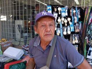 Arnaldo vendendo seus produtos no Centro (Foto: Idaicy Solano)