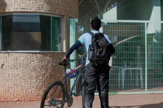 Estudante de bicicleta entra no campus do IFMS, em Campo Grande. (Foto: Marcos Maluf)
