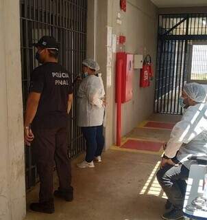 Equipe de saúde atuando no Presídio da Gameleira, em Campo Grande, junto a policial penal (Foto: Divulgação/Agepen)