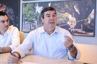 Governador, ao lado de Rodrigo Perez, detalhou propostas de mudanças no transporte de produtos durante visita ao Campo Grande News (Foto: Marcos Maluf)