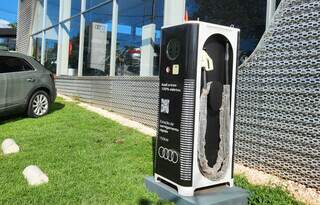 Concessionária Audi disponibiliza posto de carregamento rápido (Foto: Geniffer Valeriano)