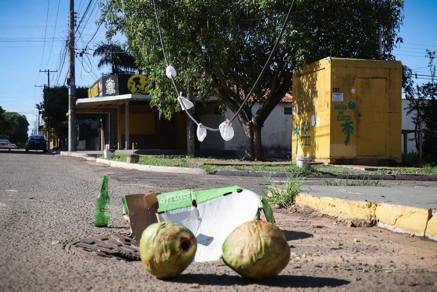 Moradores usam de coco a garrafa para sinalizar risco de acidente em bairro