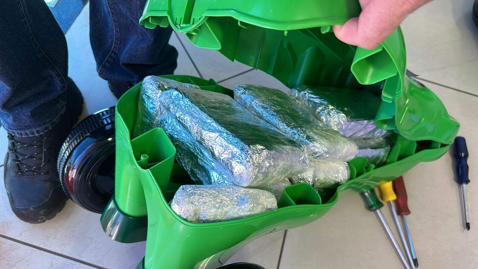 Traficante tenta despachar droga escondida em triciclos infantis