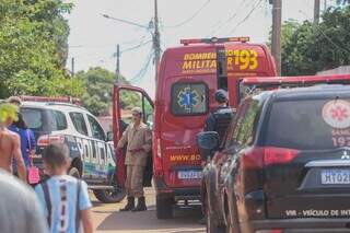 Viaturas da PM, Corpo de Bombeiros e Samu no local do crime (Foto: Marcos Maluf)