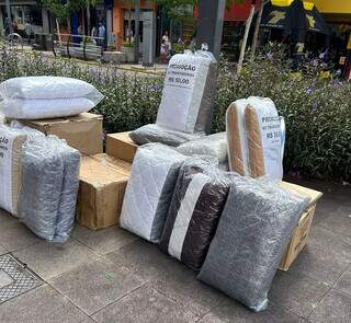Diversos travesseiros sendo vendidos em calçada da Rua 14 de Julho (Foto: Divulgação)