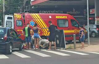 Vítima no chão sendo socorrida por uma equipe do Corpo de Bombeiros (Foto: Direto das Ruas)