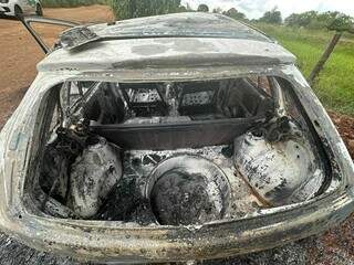 Carro ficou completamente destruído após incêndio (Foto: Marcos Maluf)