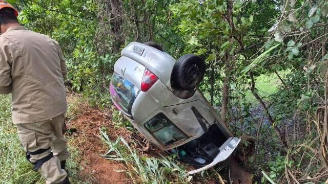 Estudante desvia de animal em rodovia e carro capota