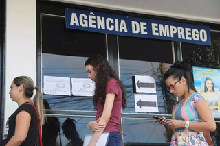 Candidatas aguardam em fila formada na frente da agência municipal de empregos. (Foto: Arquivo/Campo Grande News)