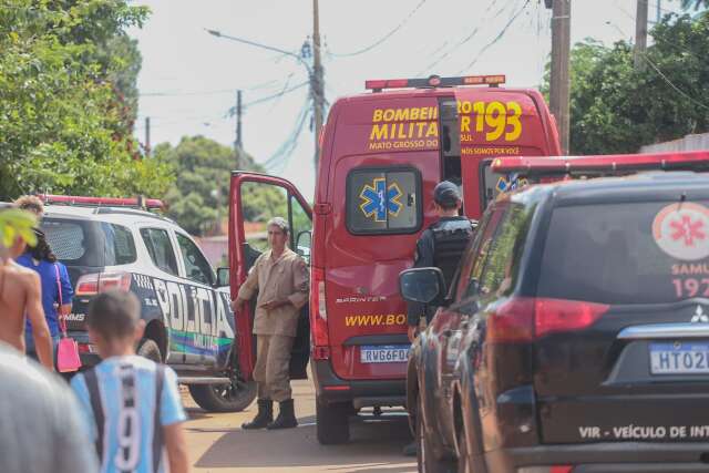 Jovem de 22 anos &eacute; baleado por atiradores em carro e moto 