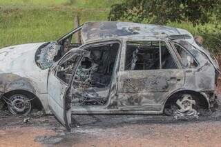 Veículo foi encontrado queimando, na estrada que dá acesso ao Inferninho (Foto: Marcos Maluf)