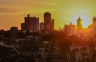 Amanhecer em Campo Grande com o sol dando o ar da graça nas primeiras horas do dia (Foto: Marcos Maluf) 