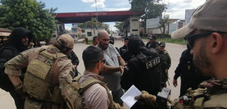 Um dos presos sendo entregue aos policiais federais (Foto: Ercel Puerto Quijarro para o Diário Corumbaense)