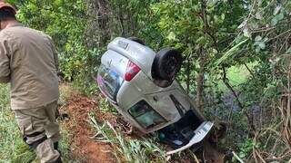 Veículo Renault Clio capotado (Foto: Site O Pantaneiro)