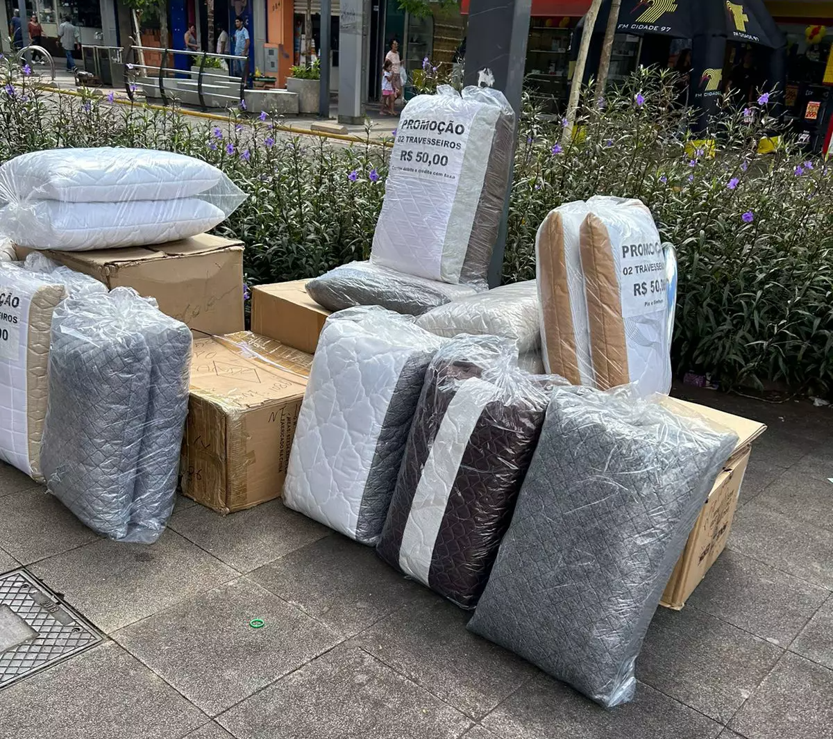 Lojas pedem fiscalização contra ambulantes que vendem até travesseiro na calçada