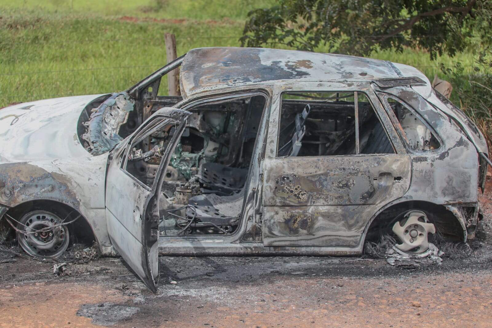 Carro roubado é encontrado queimado na estrada do Inferninho 
